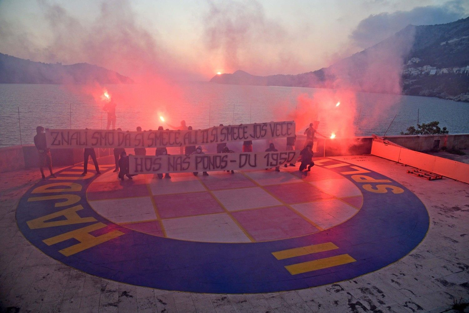 Torcida Dubrovnik organizirala bakljadu zbog Milanovićeve izjave o HOS-ovoj ploči (FOTO)